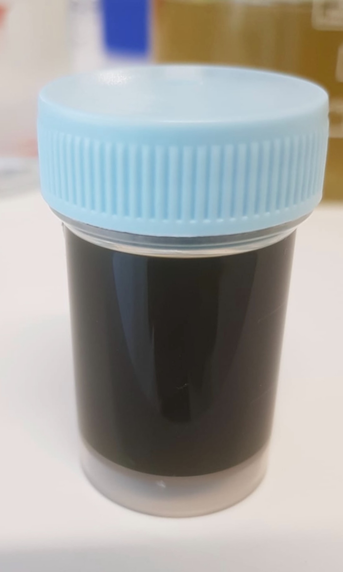 Algae extract dark green pigment solution